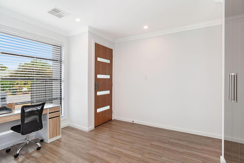 Luxury Home In Christies Beach With King Bed, Nbn, Netflix, 3Bed 2Bath 外观 照片