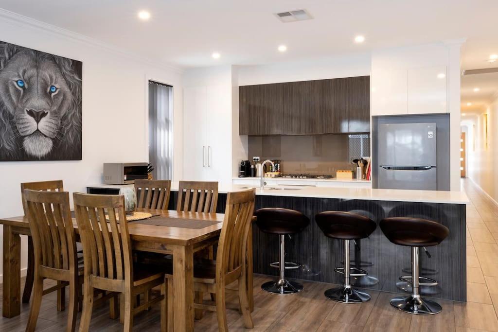 Luxury Home In Christies Beach With King Bed, Nbn, Netflix, 3Bed 2Bath 外观 照片
